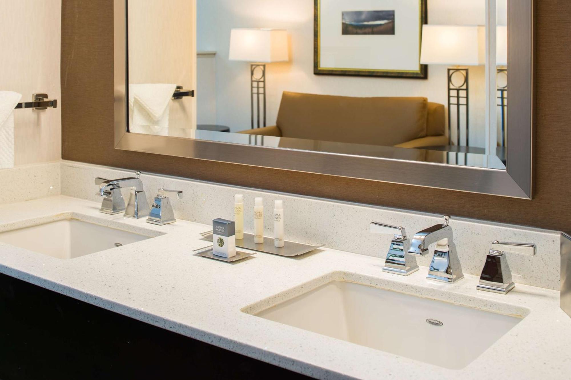 Doubletree By Hilton Olympia Hotel Bagian luar foto